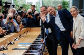 Γερμανία: Το ακροδεξιό AfD πέτυχε ιστορική νίκη στη Σαξονία-Άνχαλτ με 43,8% και ζητά συνεργασίες για να κυβερνήσει, προκαλώντας σοκ στο πολιτικό σκηνικό.