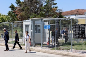 Πολίτες έξω από τον χώρο όπου πραγματοποιείται η δίκη για τα Τέμπη