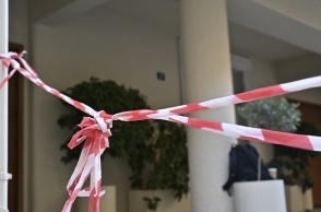 Αποκλεισμένο από τις αστυνομικές δυνάμεις το ιατρείο στο Κολωνάκι όπου υπέστη ανακοπή ο Γιώργος Μαζωνάκης