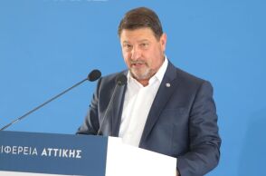 Ο περιφερειάρχης Αττικής Νίκος Χαρδαλιάς υπέγραψε την ένταξη 11 νέων έργων 15,54 εκατ. ευρώ για εκσυγχρονισμό και κατασκευή αθλητικών υποδομών σε 10 δήμους.