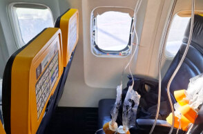 Η Ryanair αμφισβητεί ότι ο Σέρβος επιβάτης βγήκε από το παράθυρο στην πτήση από την Ελλάδα