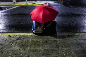 Πολίτες κάτω από ομπρέλα
