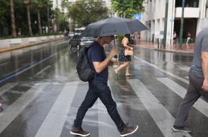 Άτομο με ομπρέλα εν μέσω βροχής