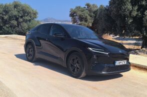 Οδηγούμε το ηλεκτροκίνητο Toyota C-HR+, ένα αυθεντικό C-SUV BEV με την σφραγίδα του κολοσσού της αυτοκίνησης