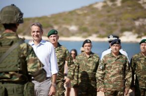 Στις μικρονήσους Ρω και Στογγυλή ο Μητσοτάκης, επισκέφθηκε τα φυλάκια και κατέθεσε στεφάνι