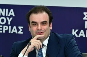 «Κουμπαράς για τη νέα γενιά»: Ο Κυριάκος Πιερρακάκης εξηγεί πώς λειτουργεί ο ειδικός λογαριασμός