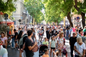 Πολίτες περπατούν στην άδεια από Αυτοκίνητα οδό Αθηνάς στο κέντρο της Αθήνας
