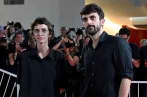 Έντονες αντιδράσεις στο Ισραήλ μετά τη βράβευση στη Βενετία του ντοκιμαντέρ «NAZA» για τις απώλειες αμάχων στη Γάζα, με υπουργούς να ζητούν κυρώσεις.