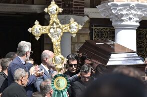 Τελευταίο χειροκρότημα στον Γιώργο Μαζωνάκη - Με το «Φεύγω για μένα» το τελευταίο αντίο στη Νίκαια