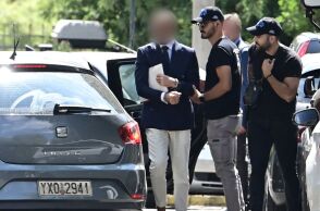 Νέα στοιχεία στην υπόθεση για τον θάνατο του Γιώργου Μαζωνάκη - Στο επίκεντρο δεύτερο ιατρείο των δύο γιατρών στο Κολωνάκι και εταιρεία ιατρικών μηχανημάτων.