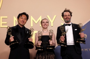 Οι μεγάλοι νικητές των Emmy 2026 με τα βραβεία ανά χείρας