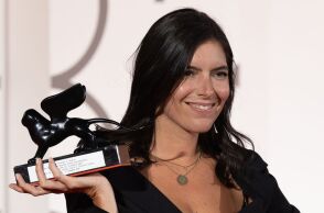 Η Ζακλίν Λέντζου κέρδισε το Βραβείο Σκηνοθεσίας Orizzonti στο Φεστιβάλ Βενετίας - Τα διεθνή ΜΜΕ ξεχωρίζουν την τόλμη και την ιδιαίτερη κινηματογραφική ματιά της