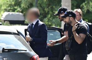 Θάνατος Μαζωνάκη: Άφαντη η λαδί κουβέρτα που φέρεται να ήταν σκεπασμένος στο ιατρείο