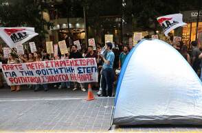 Παράσταση διαμαρτυρίας φοιτητών με σκηνές έξω από το Υπουργείο Οικονομικών