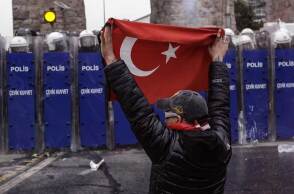 Διαδηλωτής με την τουρκική σημαία μπροστά σε αστυνομικούς
