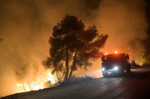 Ολονύχτια μάχη με τη φωτιά δίνουν οι πυροσβέστες