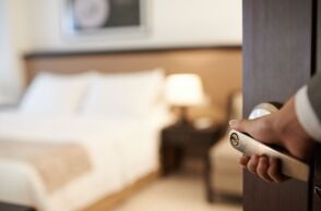 Αεροσυνοδός αποκαλύπτει τη διαδικασία 90 δευτερολέπτων που ακολουθεί σε κάθε ξενοδοχείο για να ελέγξει την ασφάλεια του δωματίου της.
