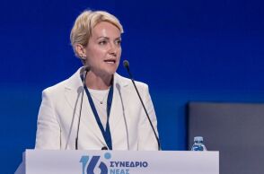 Η Σδούκου καταγγέλλει τον Φαραντούρη για σεξιστική επίθεση 