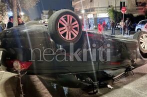 Ηράκλειο Κρήτης: Αυτοκίνητο αναποδογύρισε στη μέση του δρόμου, εγκλωβίστηκε η οδηγός