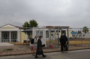 Στιγμιότυπο από το κτιριο όπου εκδικάζεται η υπόθεση στα Τέμπη