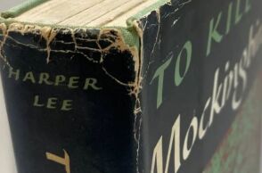 Πρώτη έκδοση του μυθιστορήματος της Χάρπερ Λι «Όταν σκοτώνουν τα κοτσύφια» εντοπίστηκε σε δωρεά προς το φιλανθρωπικό κατάστημα Oxfam στο Λονδίνο