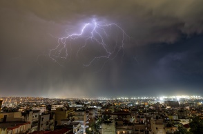 Αστραπή στον νυχτερινό ουρανό της Θεσσαλονίκης