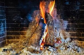 Καυσόξυλα καίγονται σε τζάκι