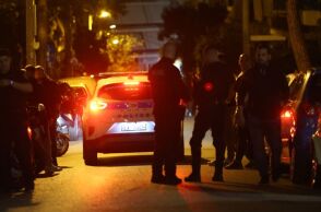 Έληξε το θρίλερ στη Νίκαια: Η Αστυνομία μπήκε στο διαμέρισμα όπου ο 49χρονος κρατούσε όμηρο τη σύζυγό του