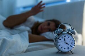 Γιατί δυσκολευόμαστε περισσότερο να ξυπνήσουμε το φθινόπωρο και τον χειμώνα