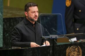 Ο Βολοντίμιρ Ζελένσκι απέρριψε κατηγορηματικά το ενδεχόμενο επίσκεψης στη Μόσχα για διαπραγματεύσεις με τον Πούτιν, απαντώντας σε Ρώσο δημοσιογράφο στον ΟΗΕ.