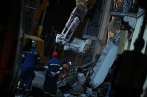 Έκρηξη στην Πλάκα: Ανασύρθηκε νεκρή μία γυναίκα, αγωνία για τους 5 αγνοούμενους