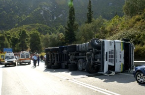 Το λεωφορείο στο οποίο επέβαιναν οι μαθητές μετά το τροχαίο δυστύχημα στο Πέταλο του Μαλιακού