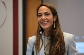 Η Δόμνα Μιχαηλίδου υπογράμμισε την ανάγκη έγκαιρης παρέμβασης στην παιδική κακοποίηση και τη μείωση των παιδιών σε ιδρύματα κατά 50%.