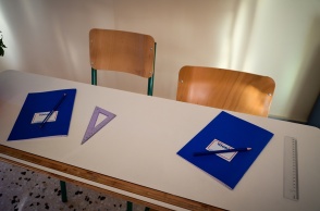 Τετράδια σε θρανίο σε τάξη σχολείου