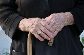 Ηλικιωμένη με σταυρωμένα τα χέρια