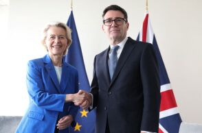 Ο Άντι Μπέρναμ ζητά επανεξέταση της σχέσης της Βρετανίας με την ΕΕ, αφήνοντας ανοιχτό το ενδεχόμενο δημοψηφίσματος για επανένταξη - Τα πιθανά σενάρια