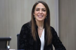 Η Δόμνα Μιχαηλίδου ανακοίνωσε ότι το «Ανακαινίζω» δίνει προκαταβολή 50% εντός Οκτωβρίου και ότι έρχεται το «Σπίτι μου ΙΙΙ» για 20.000 νέους δικαιούχους.