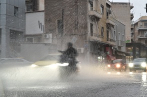Καταιγίδα και άτομο σε μηχανάκι εν μέσω αυτής