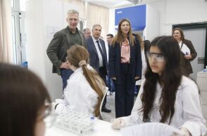 Ο Άκης Σκέρτσος τονίζει ότι στόχος είναι το δημόσιο σχολείο του Κολωνού να προσφέρει ίδιες ευκαιρίες με εκείνο στο Κολωνάκι - Ο ρόλος των Ωνάσειων Σχολείων.
