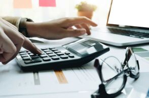 Έως και κατά 50% μειώνονται τα πρόστιμα της Εφορίας για όσους αποδέχονται τα αποτελέσματα ελέγχου, ανάλογα με το στάδιο της υπόθεσης.