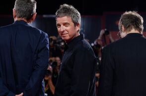 Ακουστική κιθάρα του Νόελ Γκάλαχερ των Oasis πουλήθηκε για 226.800 λίρες, σημειώνοντας ρεκόρ, σε δημοπρασία με αντικείμενα των Queen και του Μάικλ Τζάκσον.