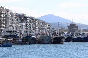 Σε αποκλεισμό του λιμανιού Θεσσαλονίκης προχωρούν οι αλιείς, με δεκάδες σκάφη στον Θερμαϊκό να διαμαρτύρονται για το κόστος πετρελαίου.
