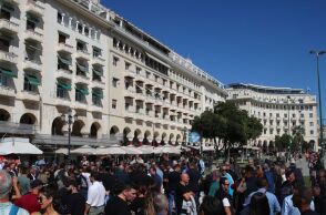 Συμβολικό αποκλεισμό της Λεωφόρου Νίκης στη Θεσσαλονίκη πραγματοποίησαν αλιείς - Διεκδικούν φθηνότερο πετρέλαιο και λύσεις στα προβλήματά τους.