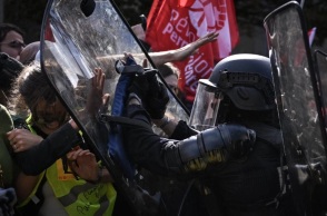 Οι μπάχαλοι που στρώνουν τον δρόμο για τη Λεπέν