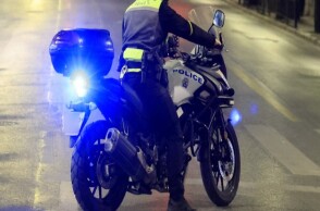 Τροχονόμος πάνω σε μηχανή