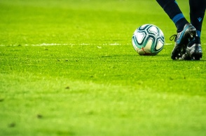 Ποδοσφαιριστής κρατά με το πόδι του μπάλα