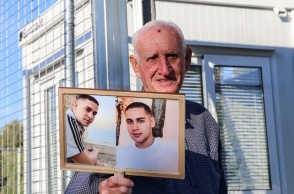 Ο παππούς του Τάσου Κουτσόπουλου με τη φωτογραφία του παιδιού στα χέρια στη δίκη για τα Τέμπη
