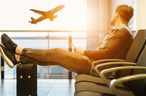Επιβάτης περιμένει την πτήση του στο αεροδρόμιο