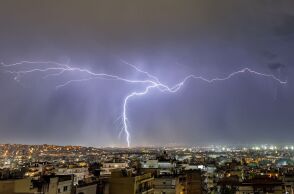 Πώς θα κινηθούν οι βροχές την Κυριακή και πότε αναμένεται αισθητή πτώση της θερμοκρασίας.