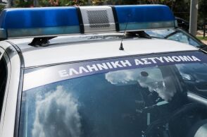 Σύλληψη δύο ατόμων στη Θεσσαλονίκη μετά από αστυνομική καταδίωξη - Εντοπίστηκαν όπλο, 15 φυσίγγια, κοκαΐνη και κλεμμένο κινητό.